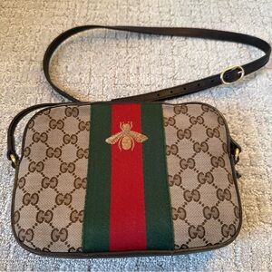 Gucci BrownSupreme Canvas Brown Crossbody with Green-Red Web and Bee